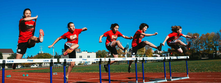 Athlètes qui sautent - athletisme - esrdl - École secondaire de Rivière-du-Loup, Bas-Saint-Laurent